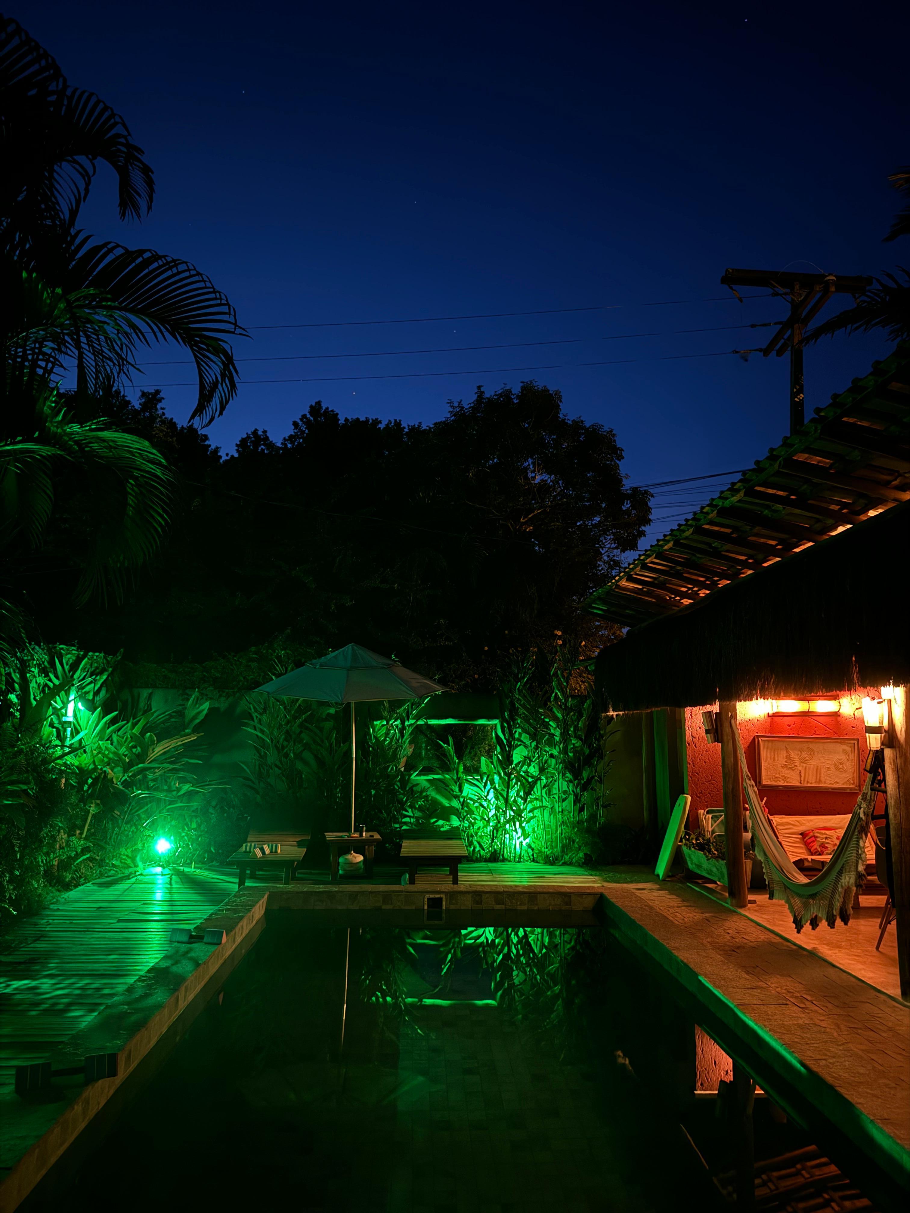 Piscina durante a noite