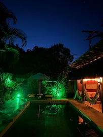 Piscina durante a noite