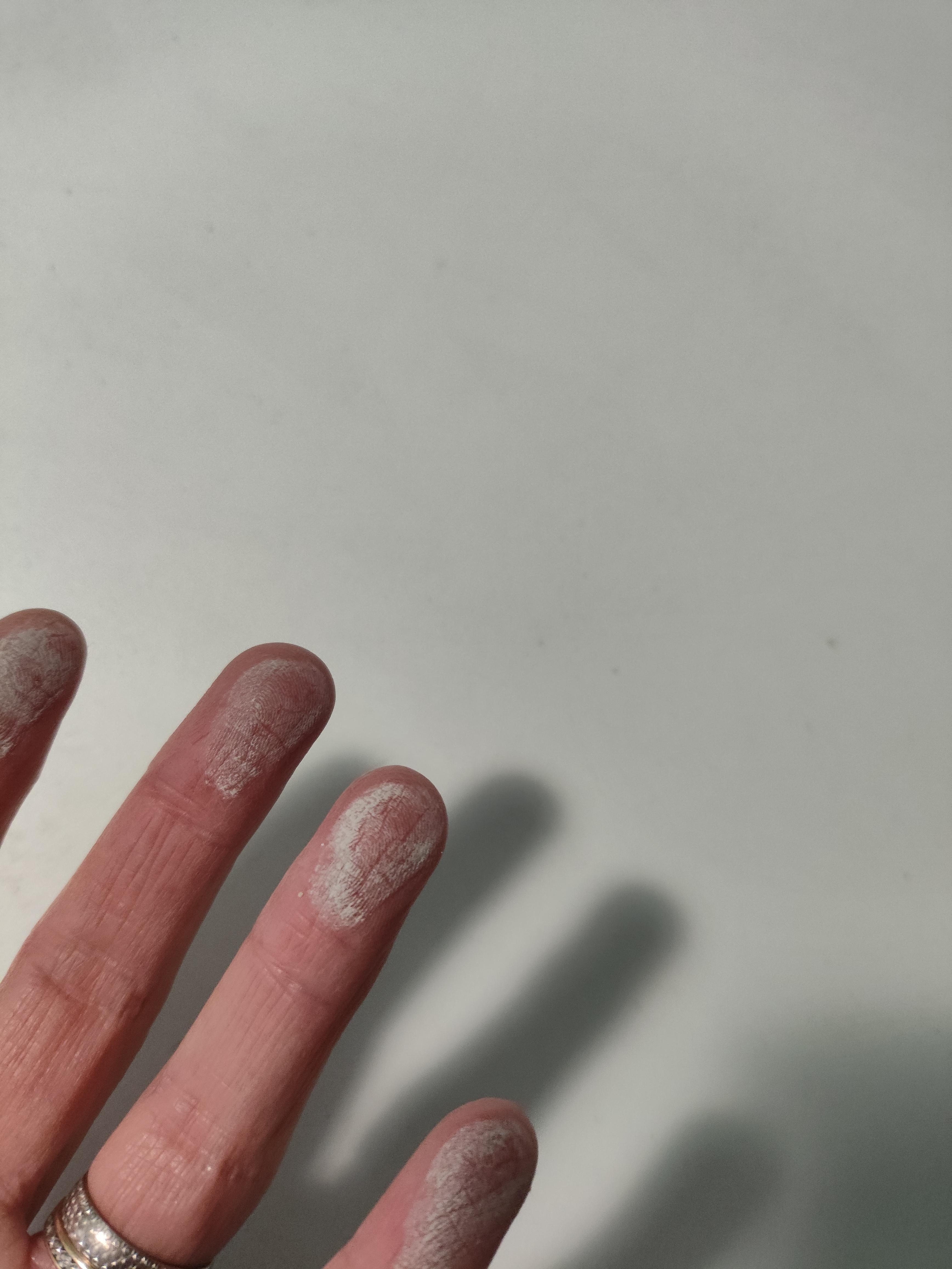 Poussière de plâtre partout sur les meubles, canapé, cafetière, plaque de cuisson...