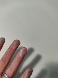 PoussiÚre de plùtre partout sur les meubles, canapé, cafetiÚre, plaque de cuisson...