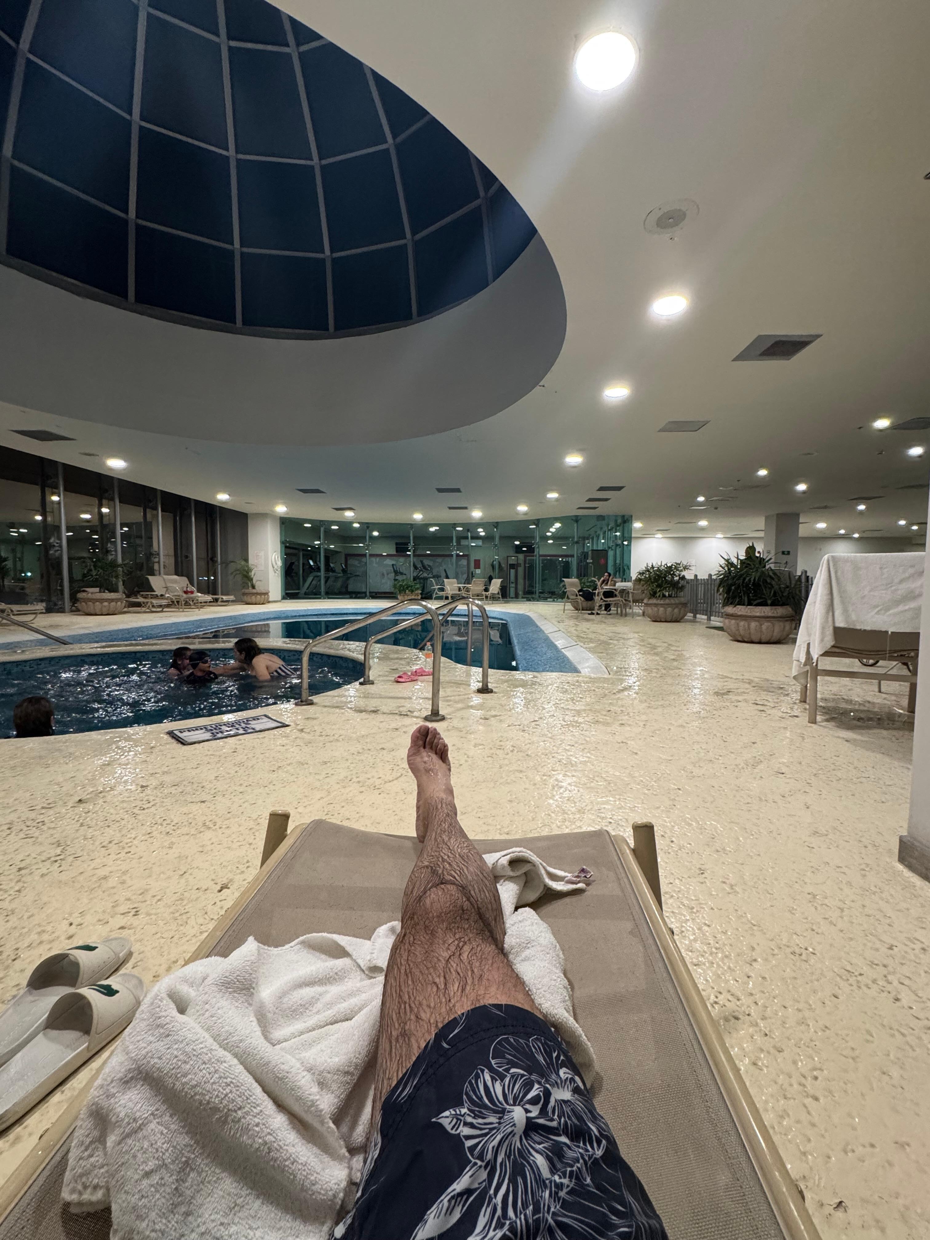 La piscina excelente solo que con la lluvia de ayer tenía goteras