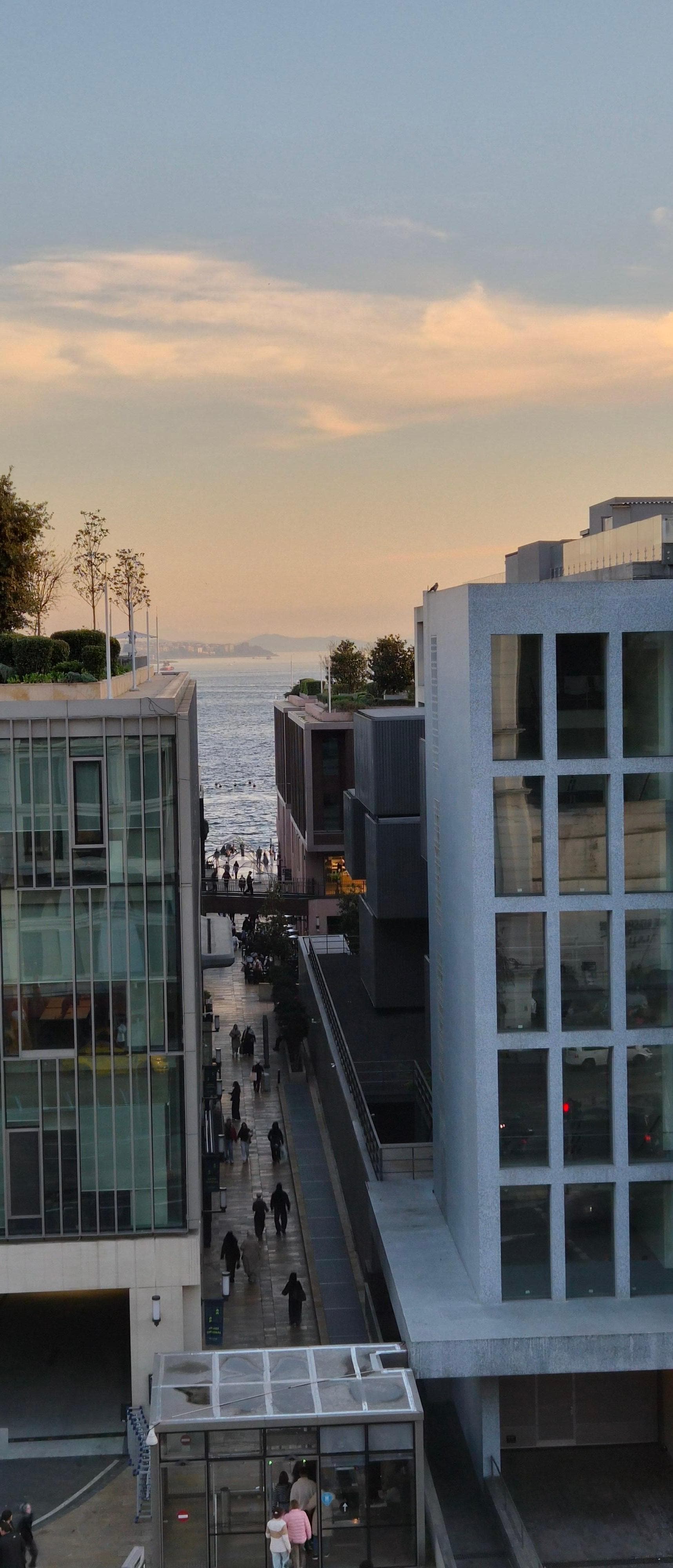 6. Etage Blick aus dem zum Bosphorus zwischen den Gebäuden vom Shoppingcenter und Museum