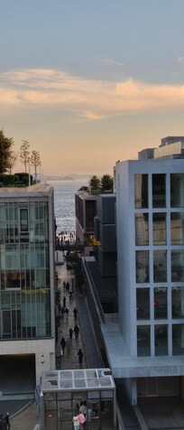 6. Etage Blick aus dem zum Bosphorus zwischen den Gebäuden vom Shoppingcenter und Museum