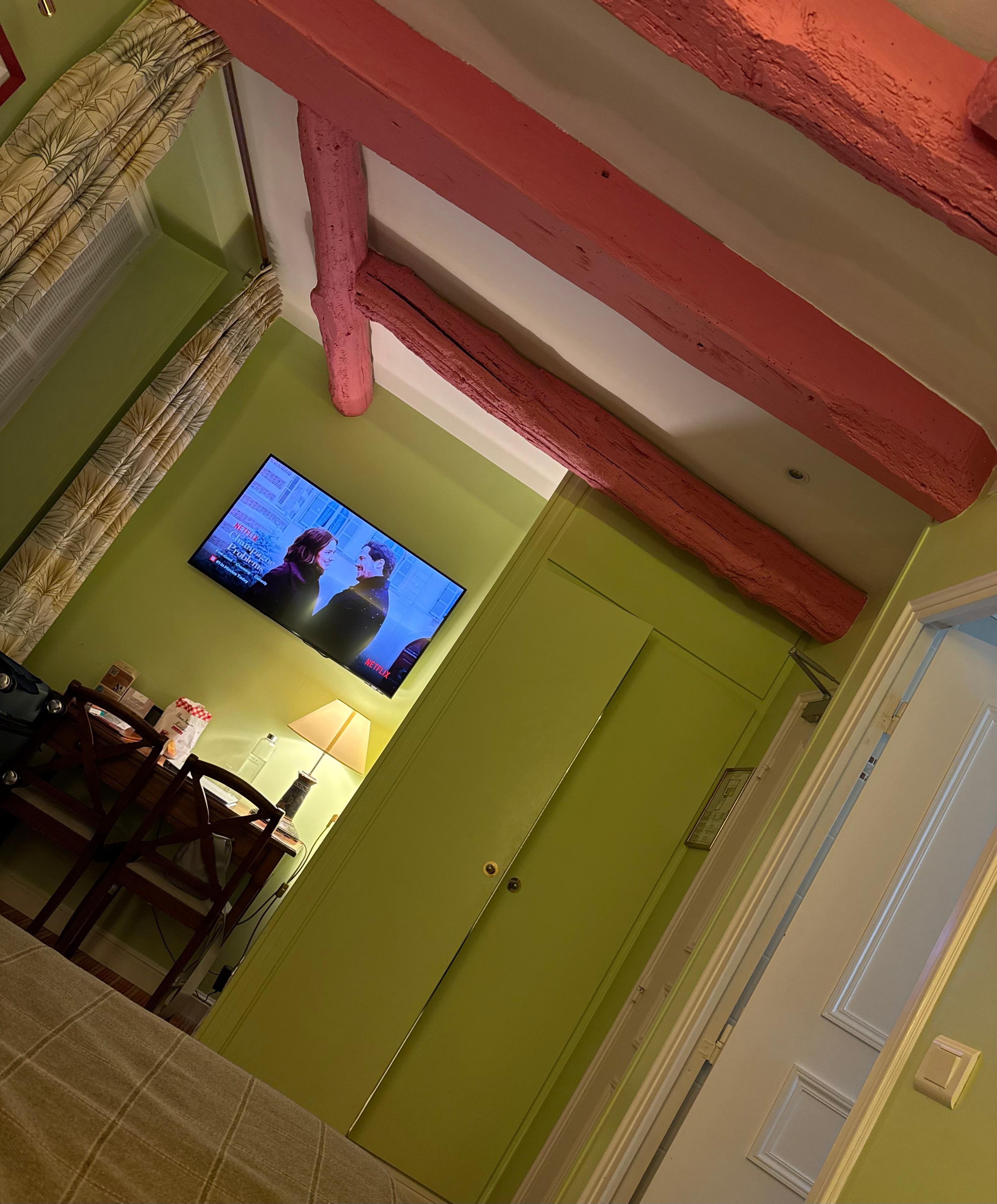 Communicating Rooms - 1 Queen bed in Room 1 adjoined to 2 twin beds in Room 2.  Perfect for our family.