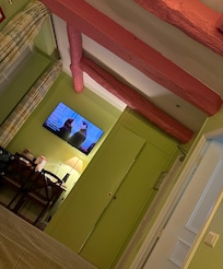 Communicating Rooms - 1 Queen bed in Room 1 adjoined to 2 twin beds in Room 2. Perfect for our family.