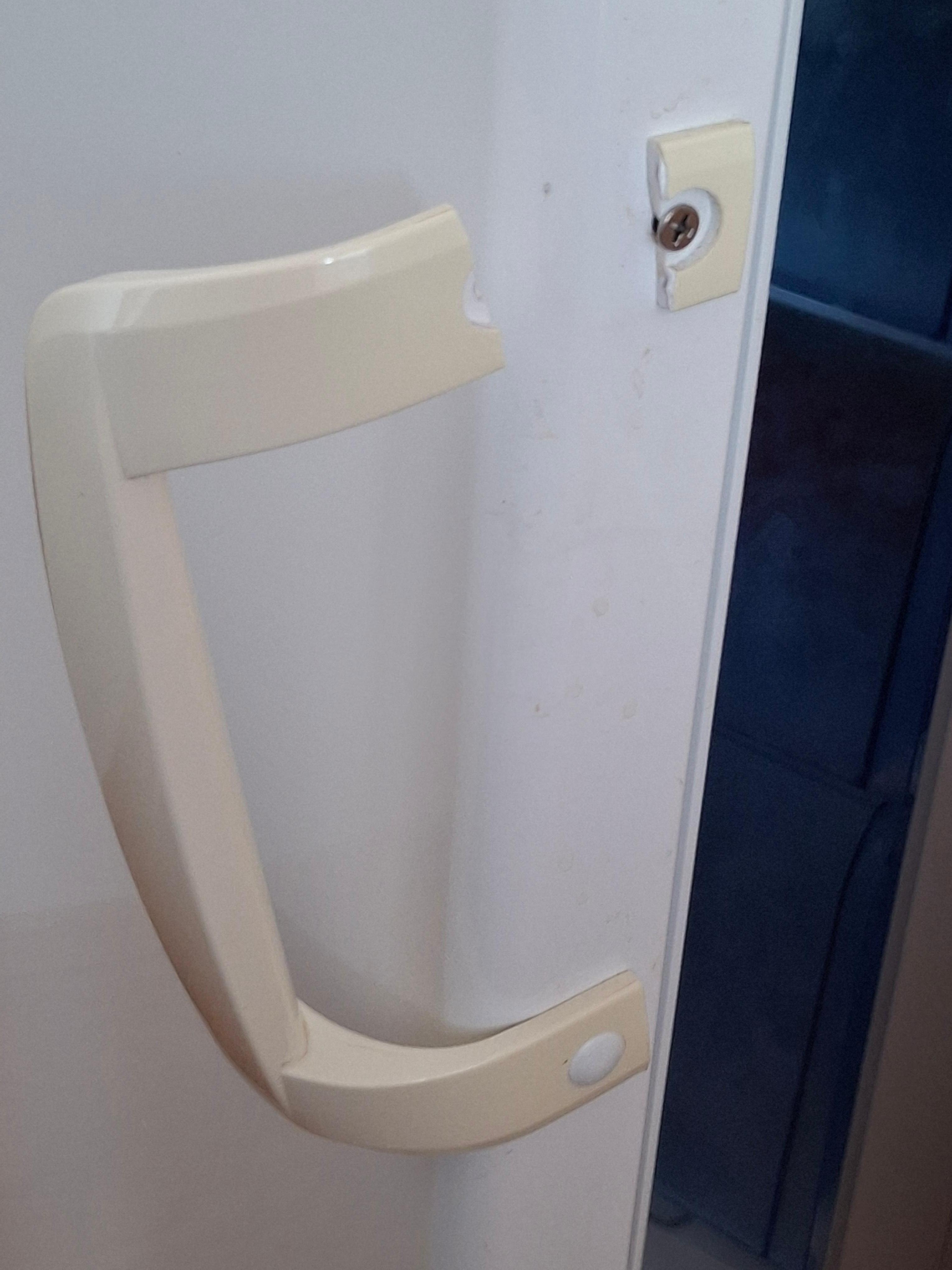 Abgebrochener Griff Kühlfach