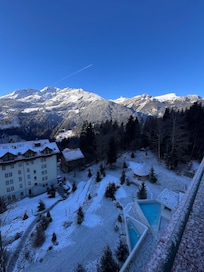 Ausblick vom Zimmer auf Pool