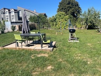 Table de pique nique et barbecue dans le parc
