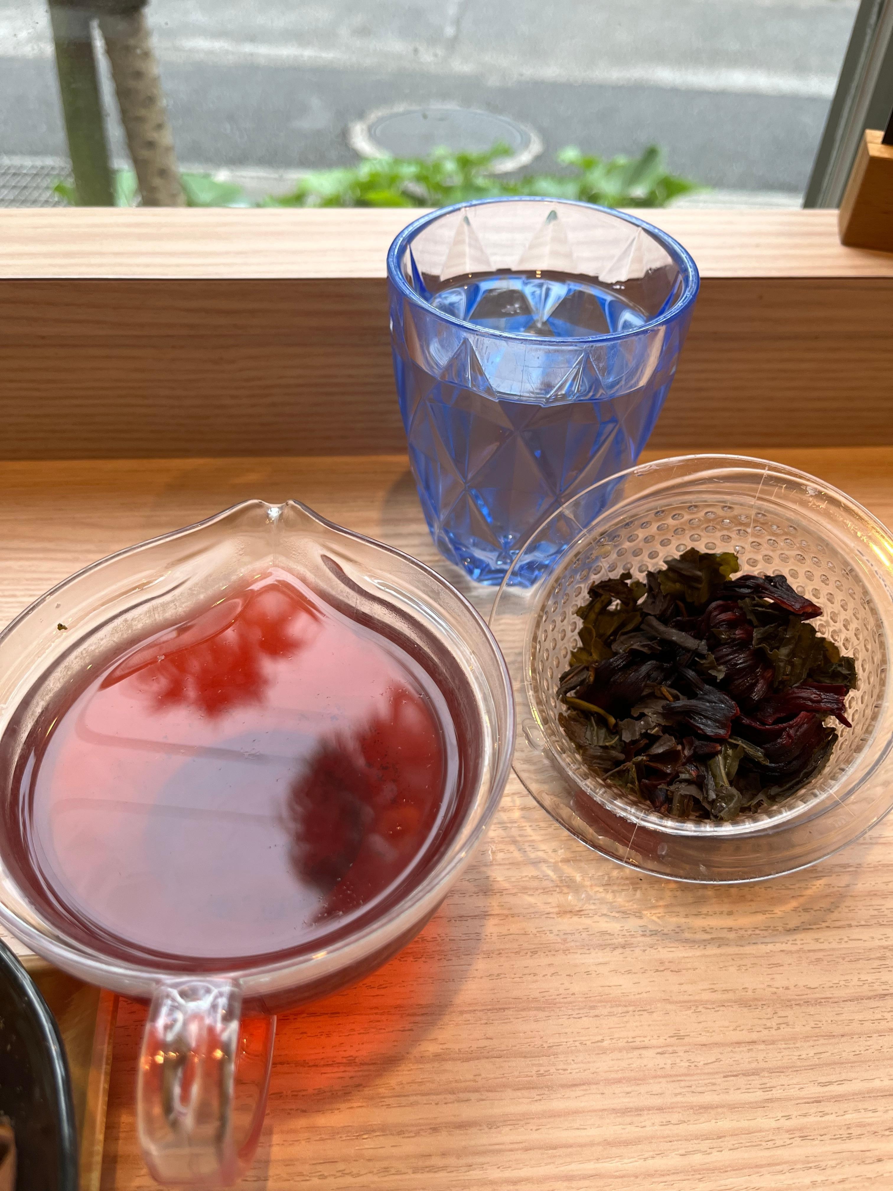 ハーブティは、なんと自分で好きな葉を選んで、オリジナルティーを作れます。これは、ハイビスカス+サンピンチャを混合したもの。おかわりしちゃいました。