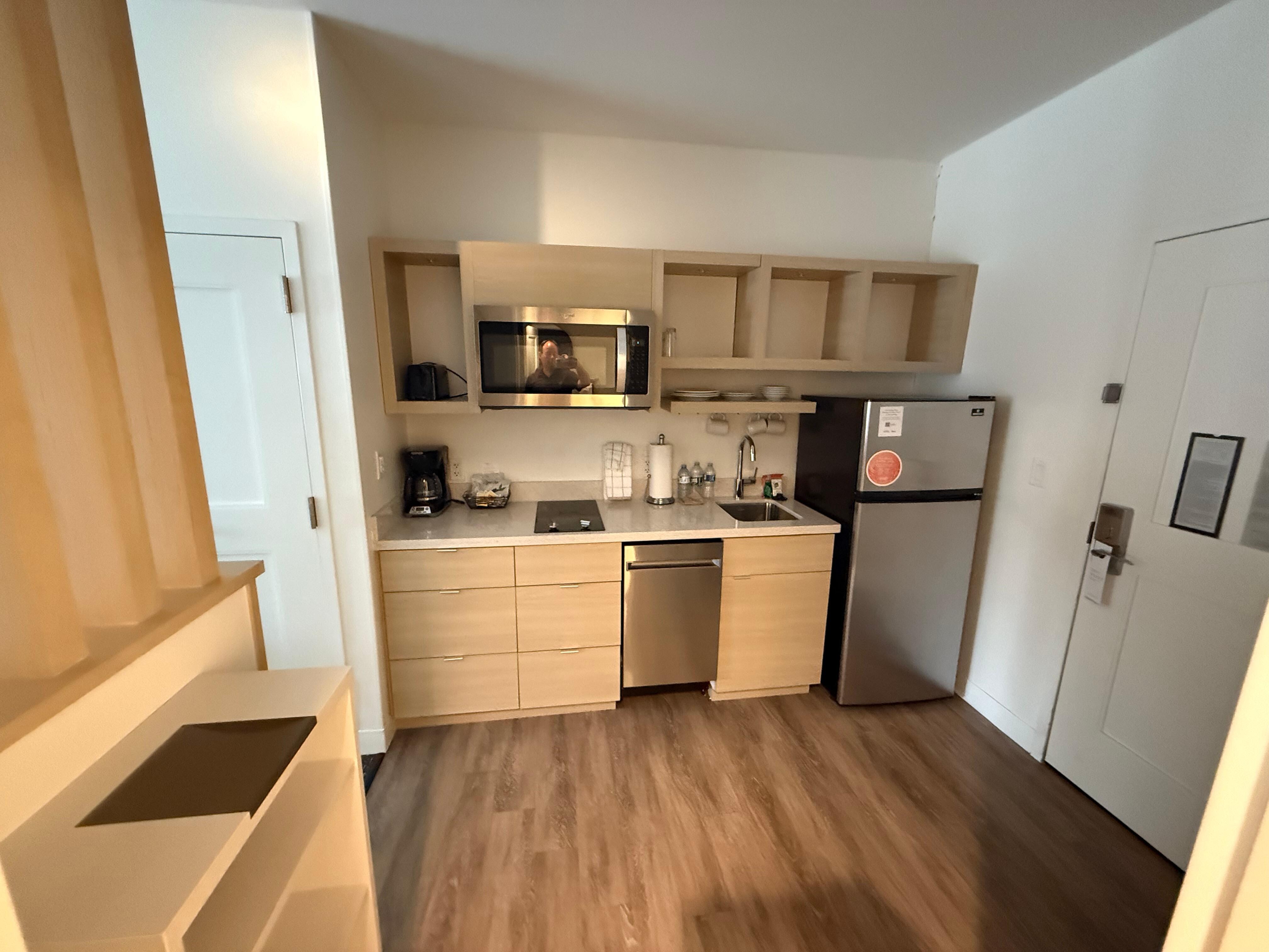 Belle petite cuisine, propre et fonctionnelle