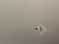 Loch in der Wand in der Toilette. Hier zog Wind durch.
