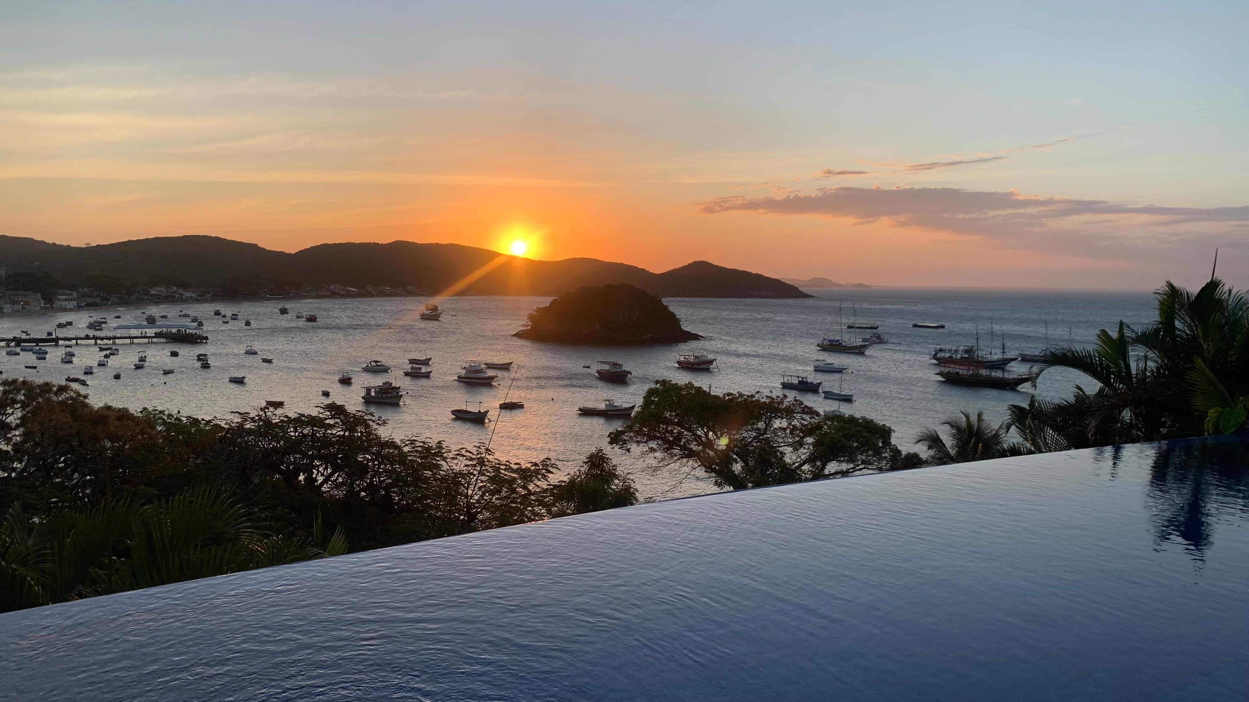 Um dos melhores points para assistir ao pôr do sol em Búzios