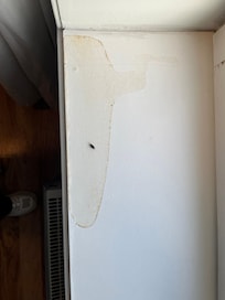 Slik så vinduskarmen ut da jeg kom og da jeg dro