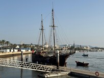 Sortie en bateau pour visiter les grottes le long de la côte … superbe !