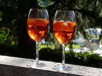 Blick vom Balkon mit einem Sundowner