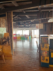 Salone in comune con saletta laboratorio (c’è anche ampia sala tv adiacente)