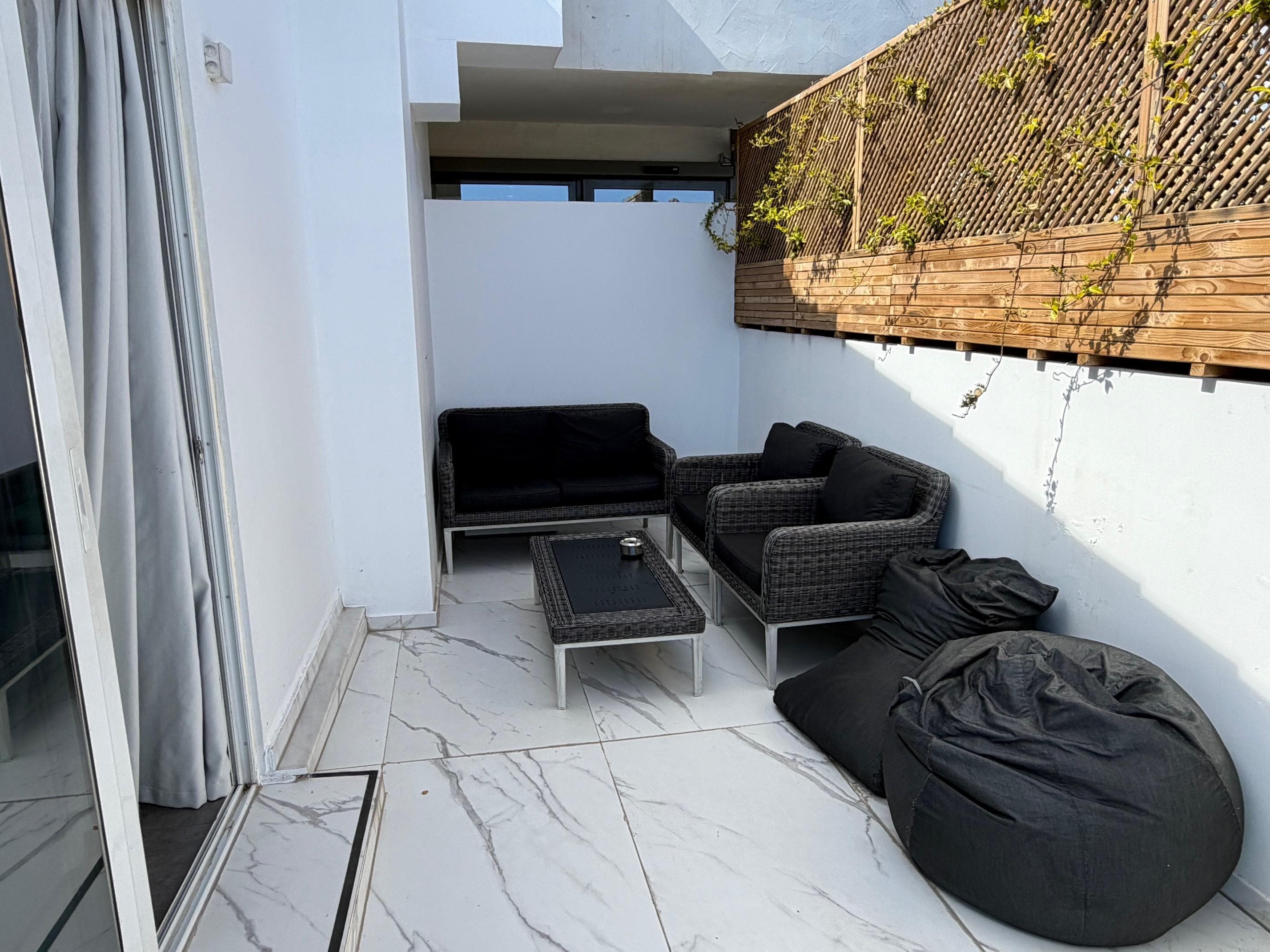 Large private side patio 