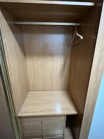 una sola percha en el armario