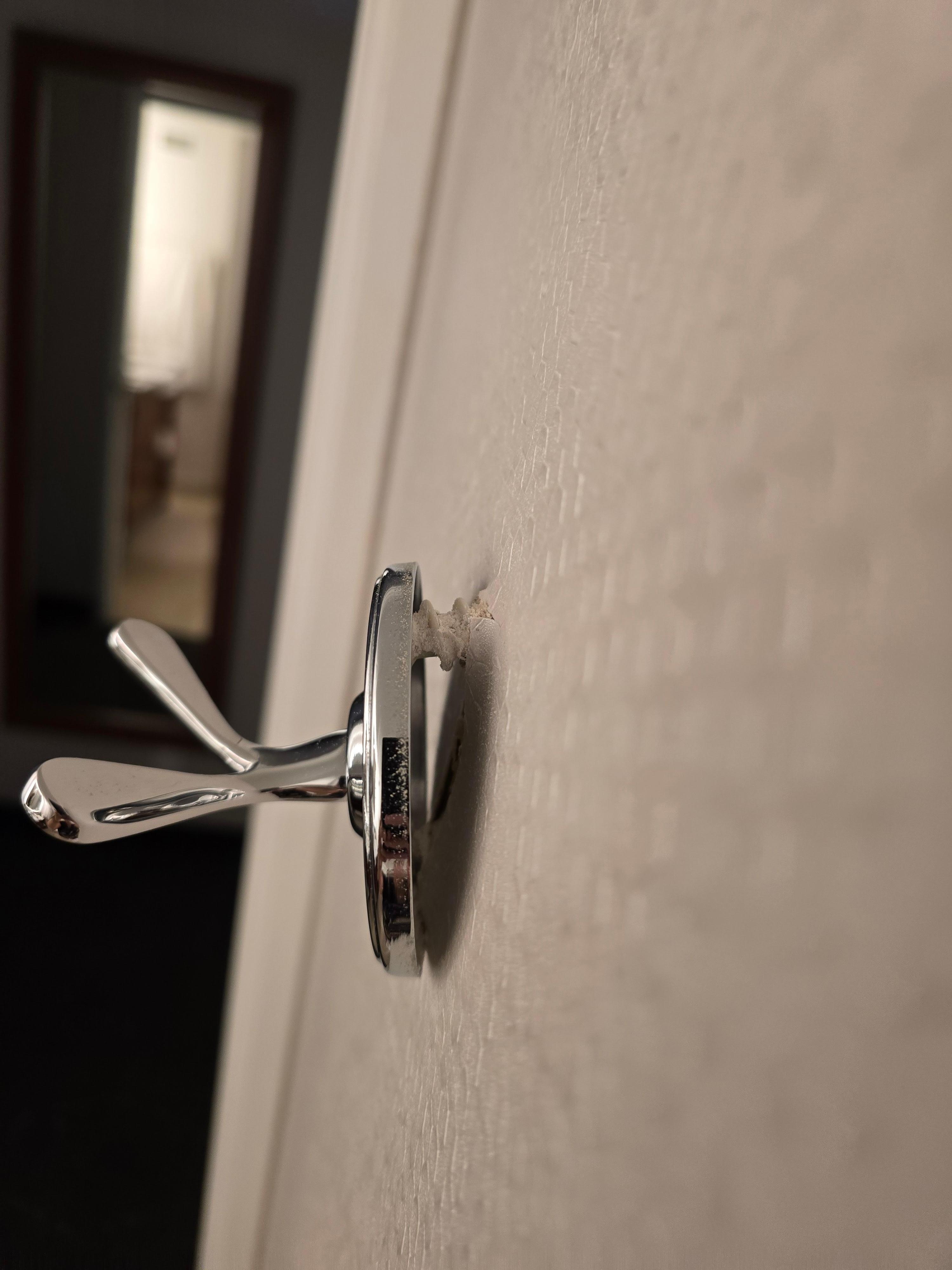Disconnecting towel hook