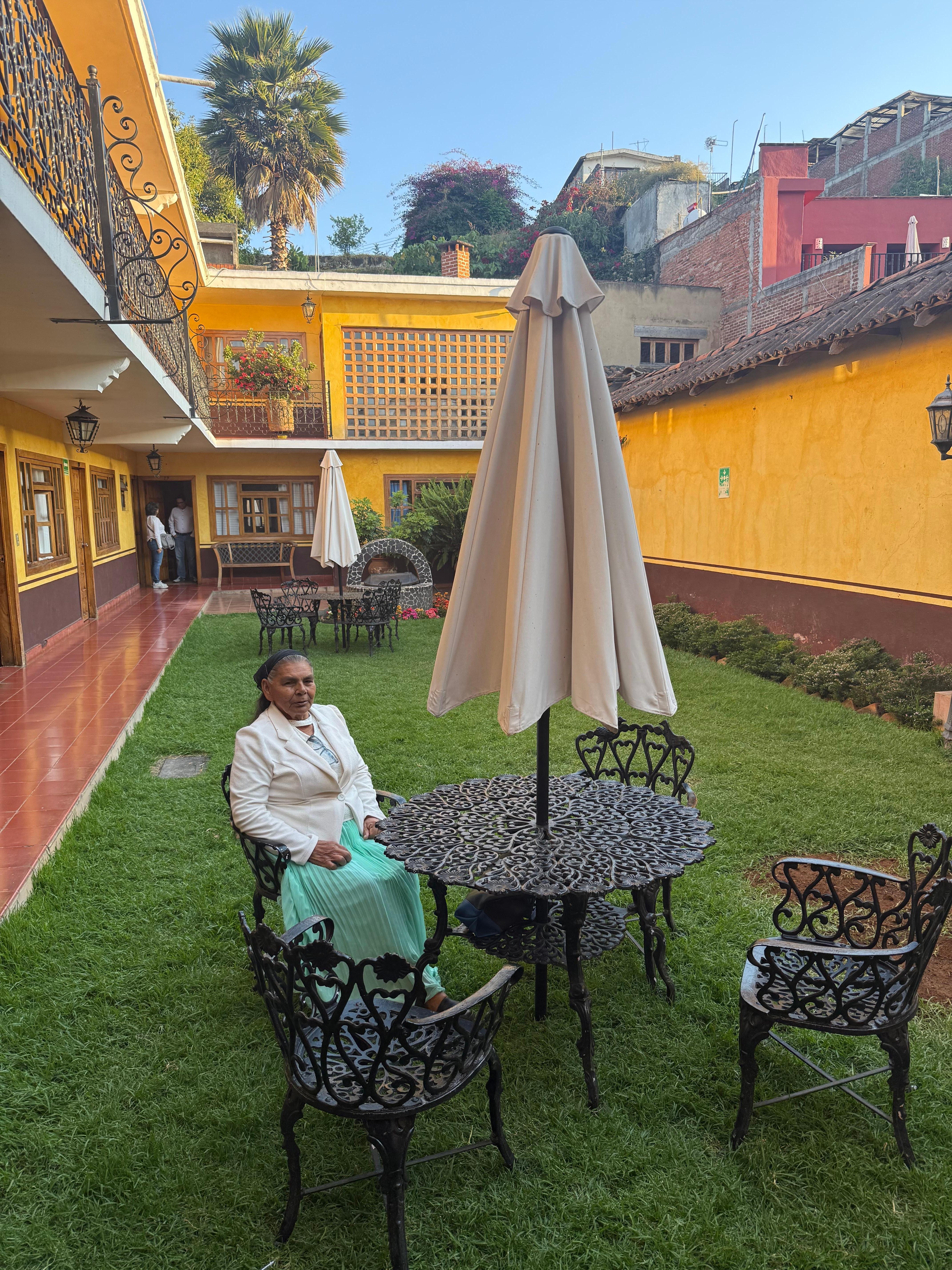 Last parte de atrás tiene este jardín para tomar un café a gusto, además de tener baño y unas sofás muy agradables para descansar 