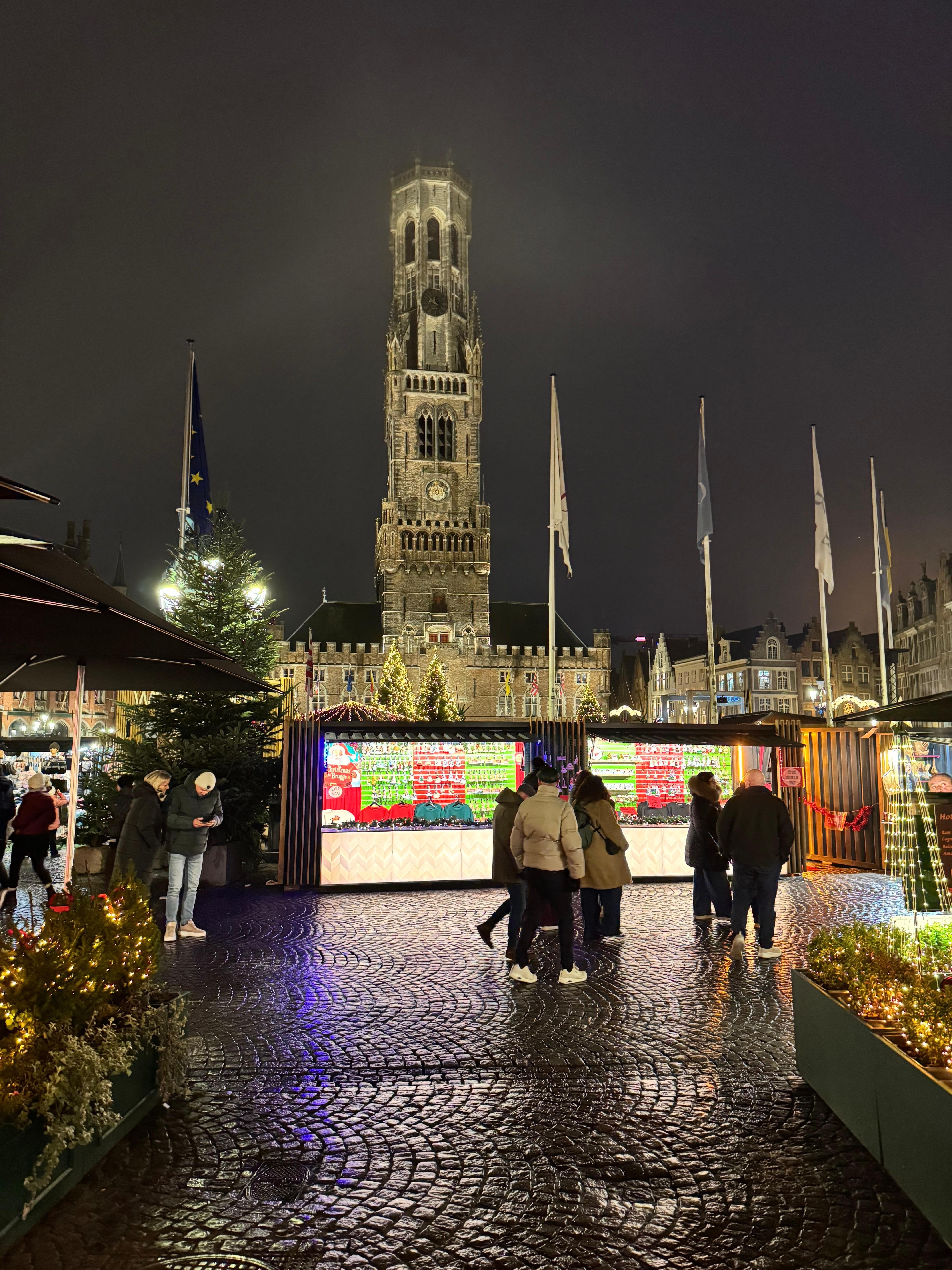Bruges Xmas market and central square. 