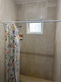 Ventanas y baños muy sucias