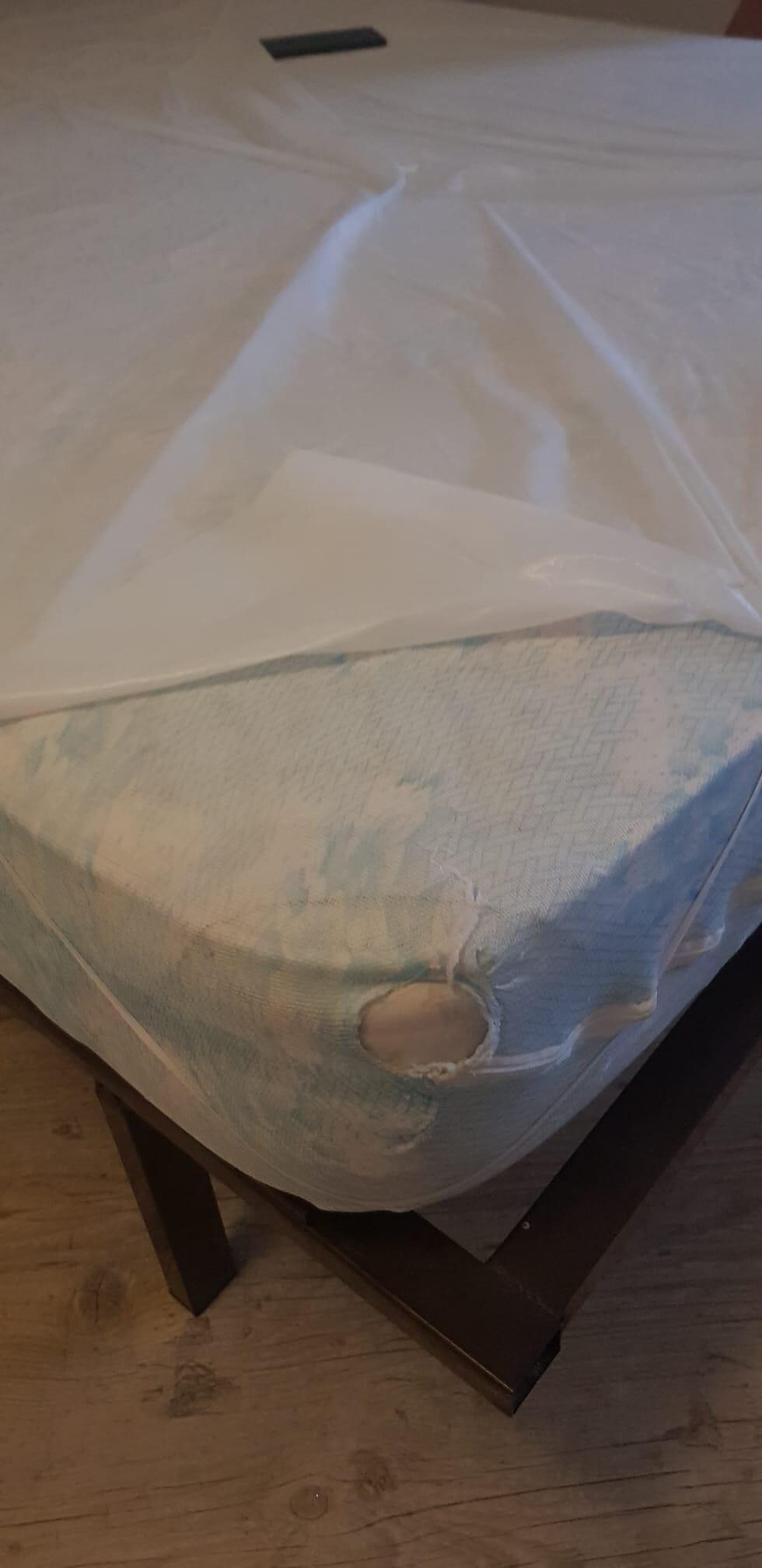 magnifique matelas et faux sommier 