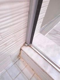 Dirty Bathroom/Mold & Dirt