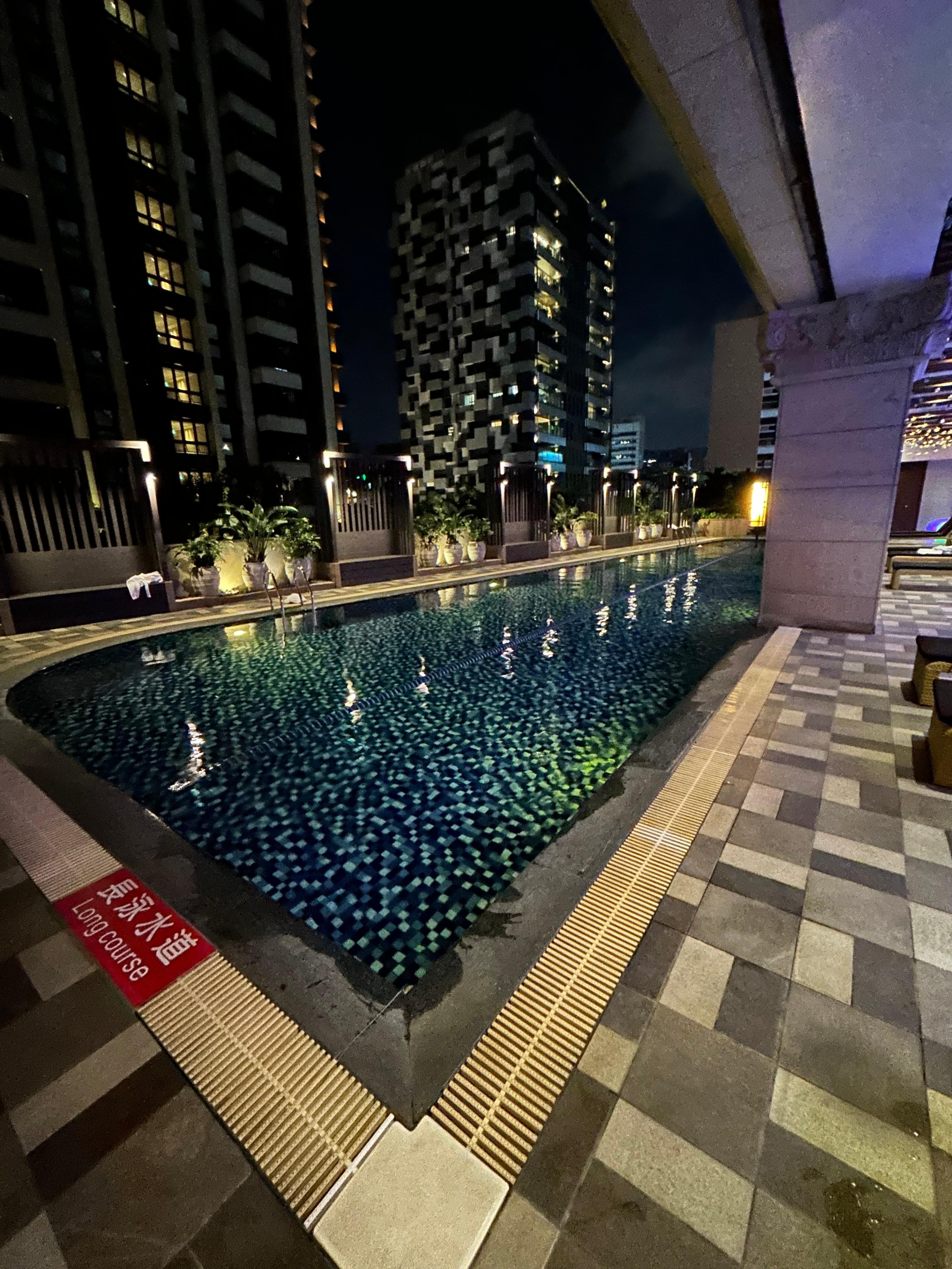 まだ寒かったのでプールは入らなかったですがライトアップが綺麗でした。