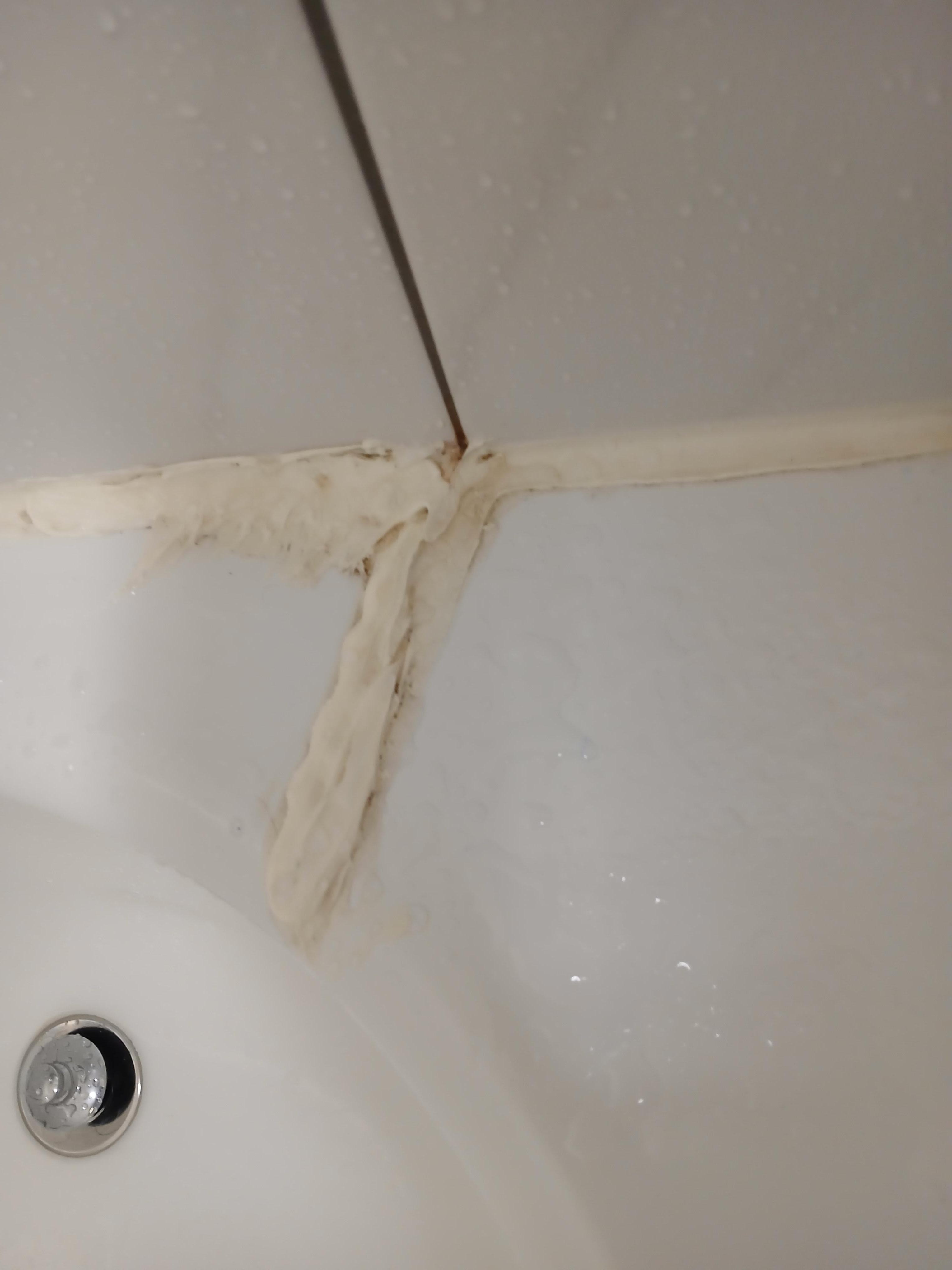 grosse retouche de silicone autour du bain