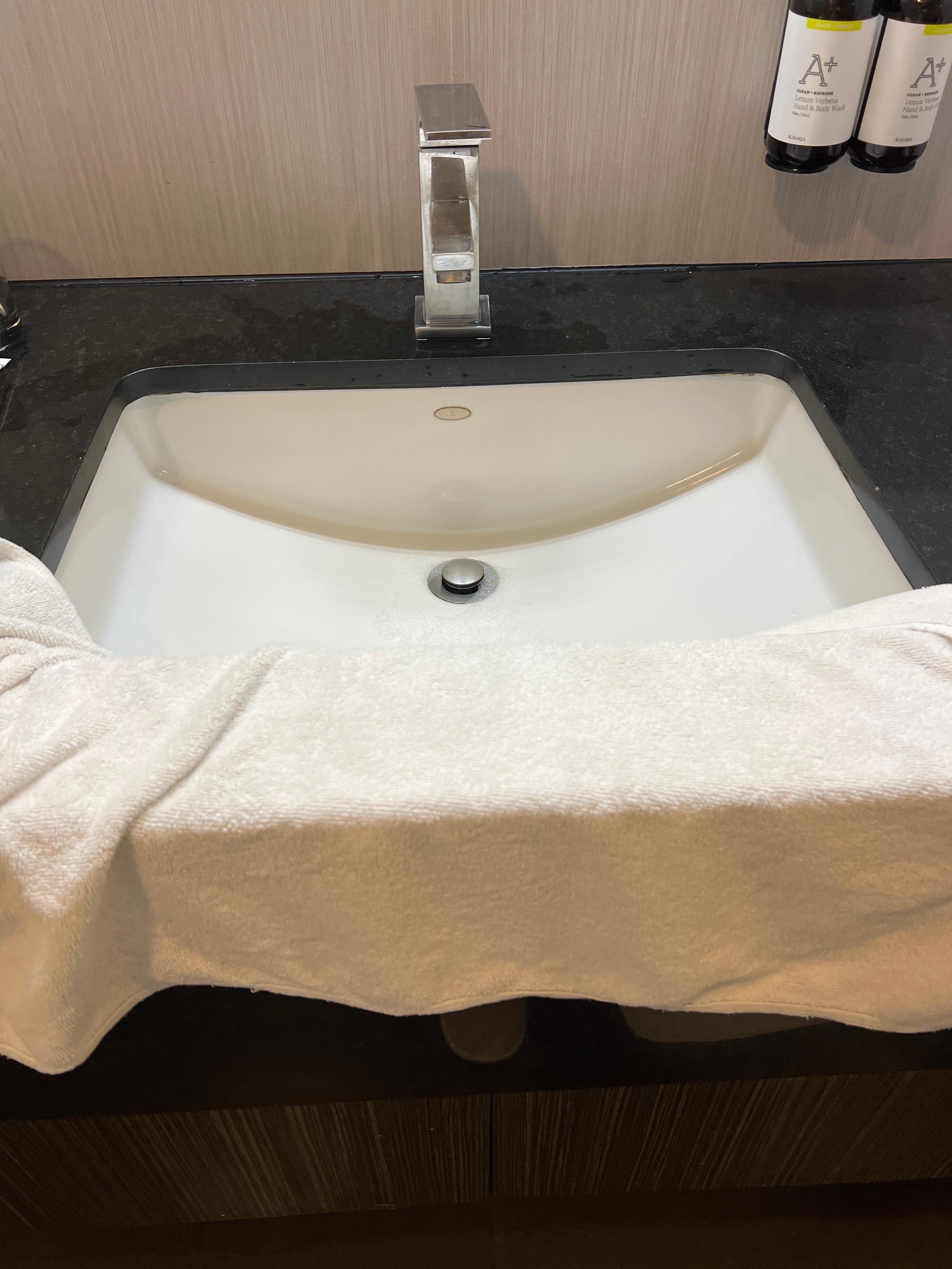 水容易弄湿外面。设备有点旧。游泳池太小，不像5星酒店，只够3星。