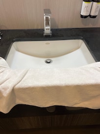 水容易弄湿外面。设备有点旧。游泳池太小,不像5星酒店,只够3星。