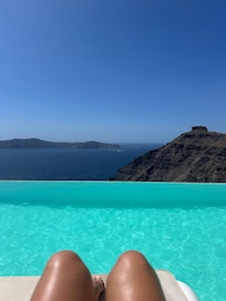 Amazing pool with a view