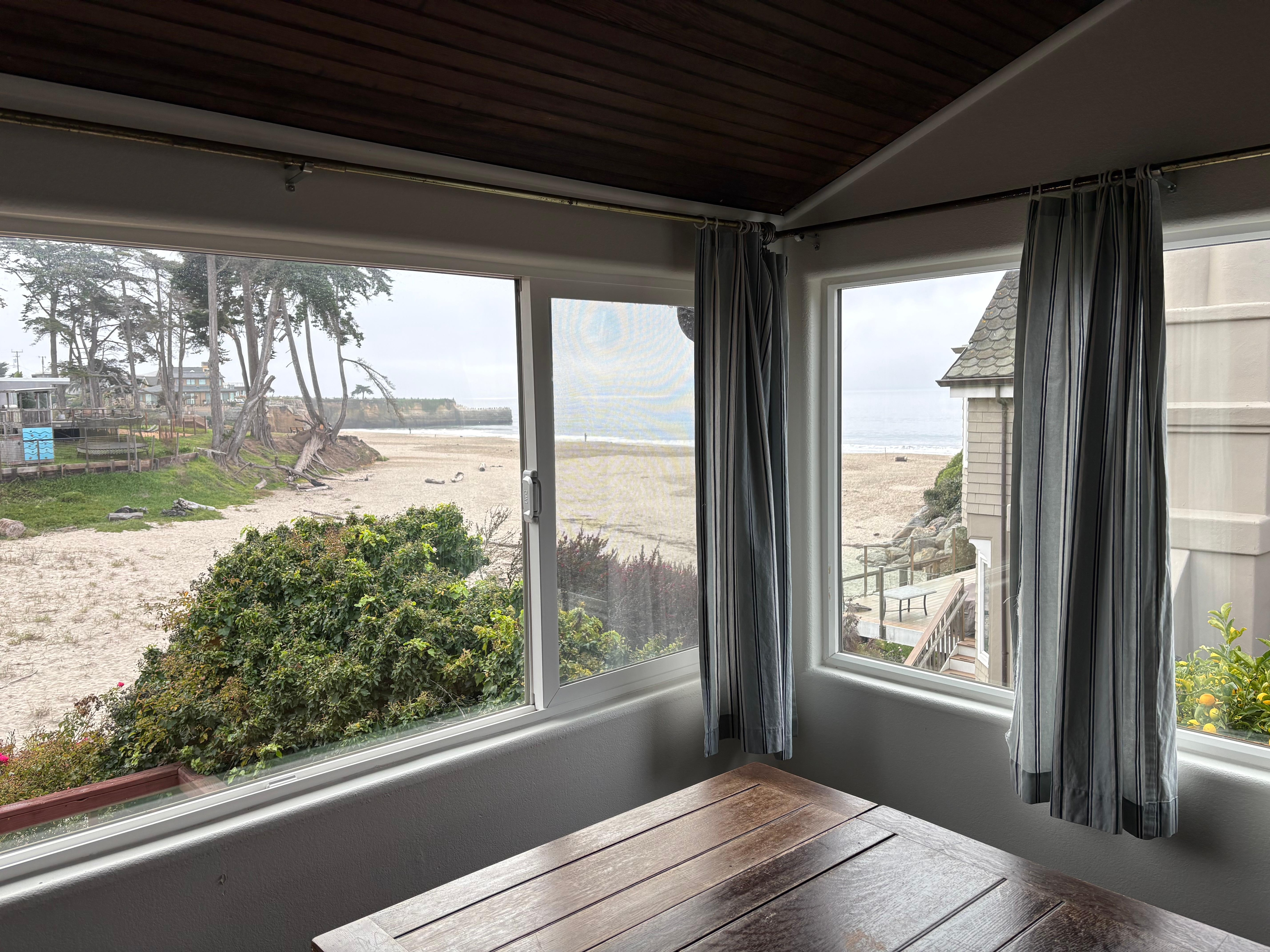 Lovely and relaxing view. Sounds of waves ….. awesome. 