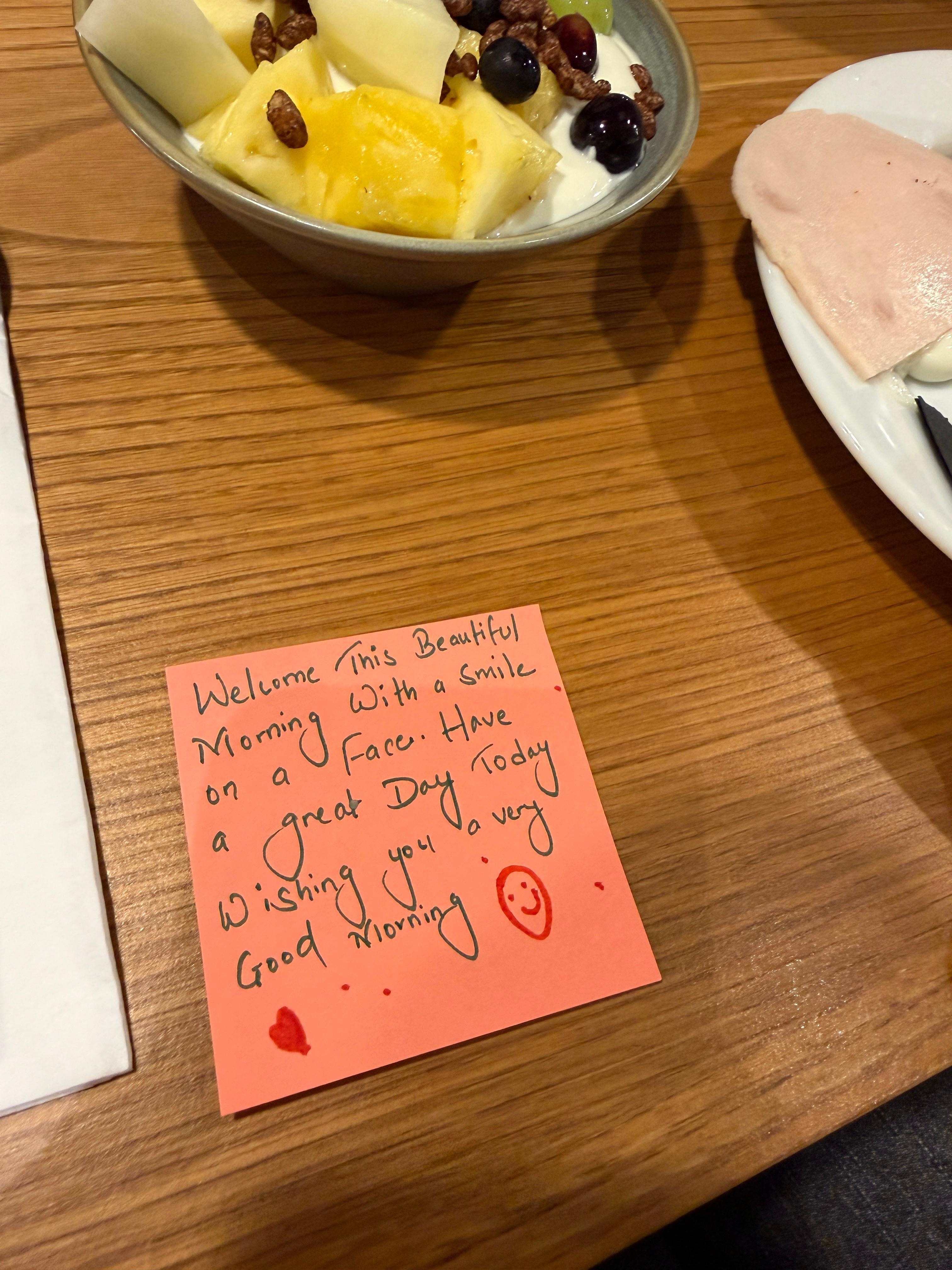 Petit mot du personnel sur notre table de petit déjeuner. Super sympa et agréable 
