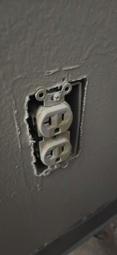 No cover next to the bed.