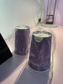 Die einzigen Gefäße in einem superior Zimmer. Keine Zahnputzbecjer, keine Gläser, natürlich kein complementary Mineralwasser…