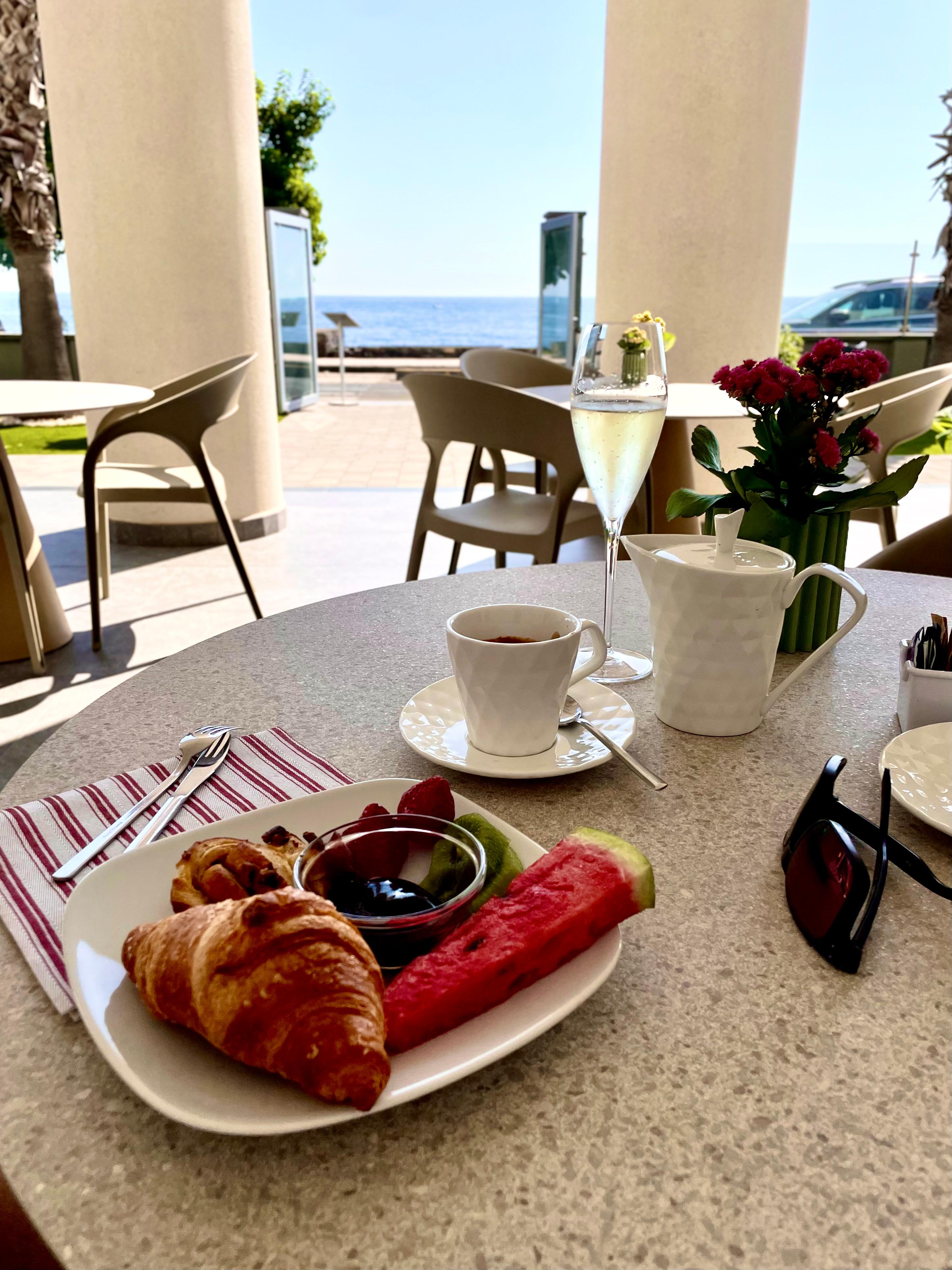 Breakfast with sea view 