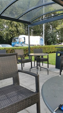 Für Raucher gibt es ein Pavillon vor dem Hotel.