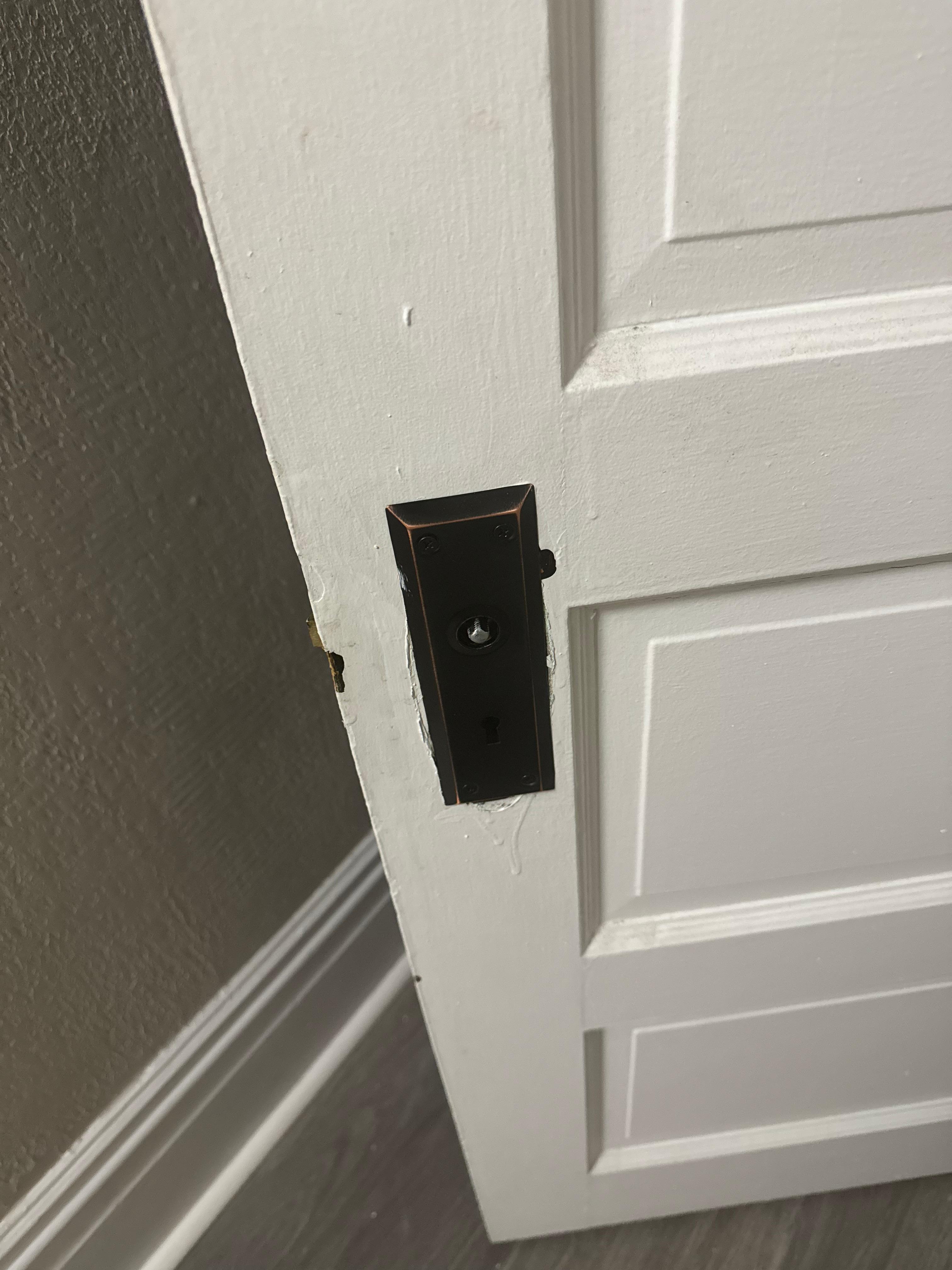 Bathroom door with no knob