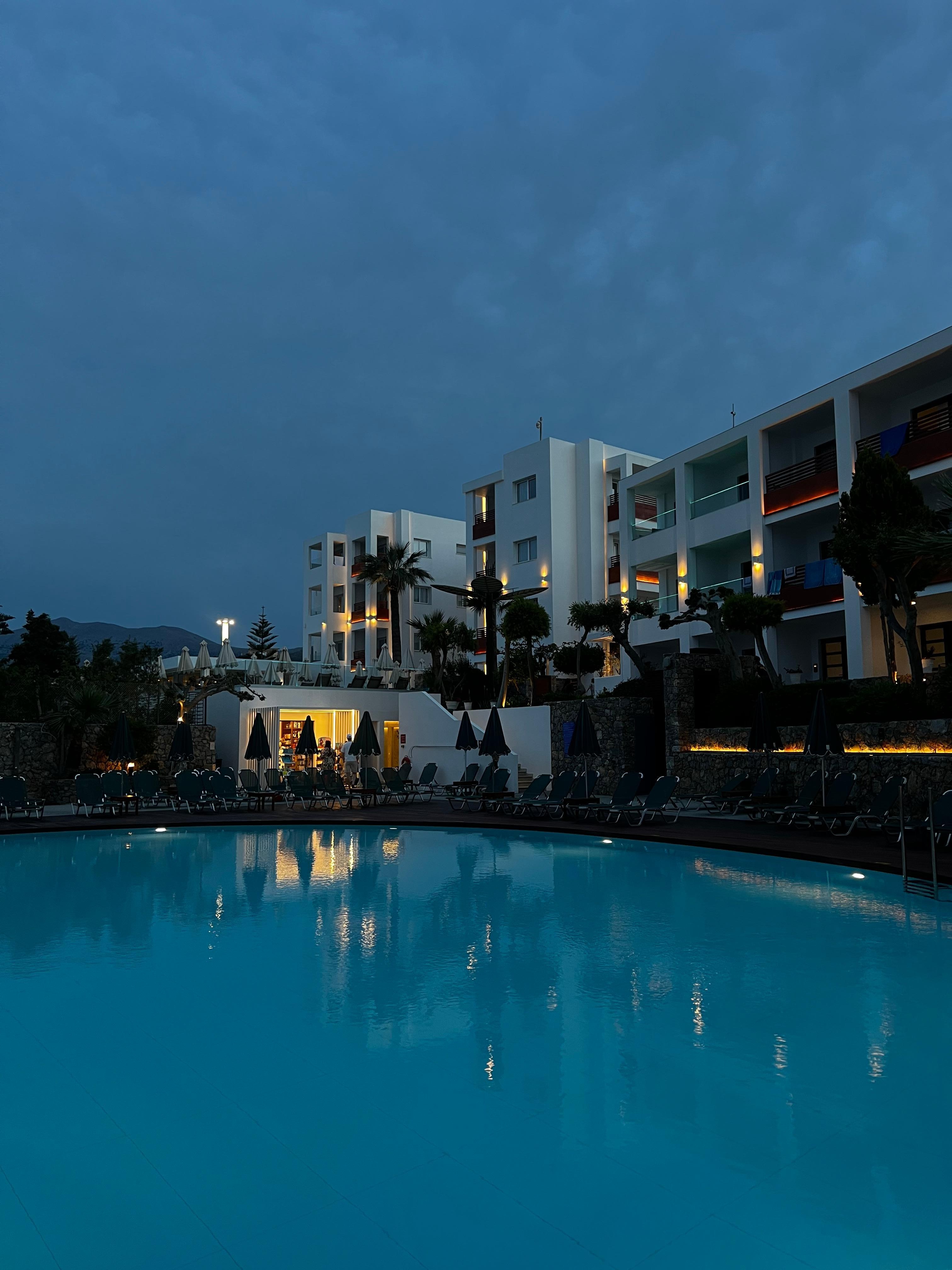 Oval pool, der er en lille kiosk med en meget venlig kvinde inde i hotel. 