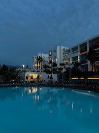 Oval pool, der er en lille kiosk med en meget venlig kvinde inde i hotel.