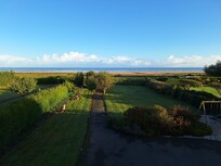 Wanderweg auf dem Deich direkt hinterm Haus