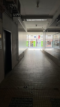 Foto de dentro para o lado com saída.