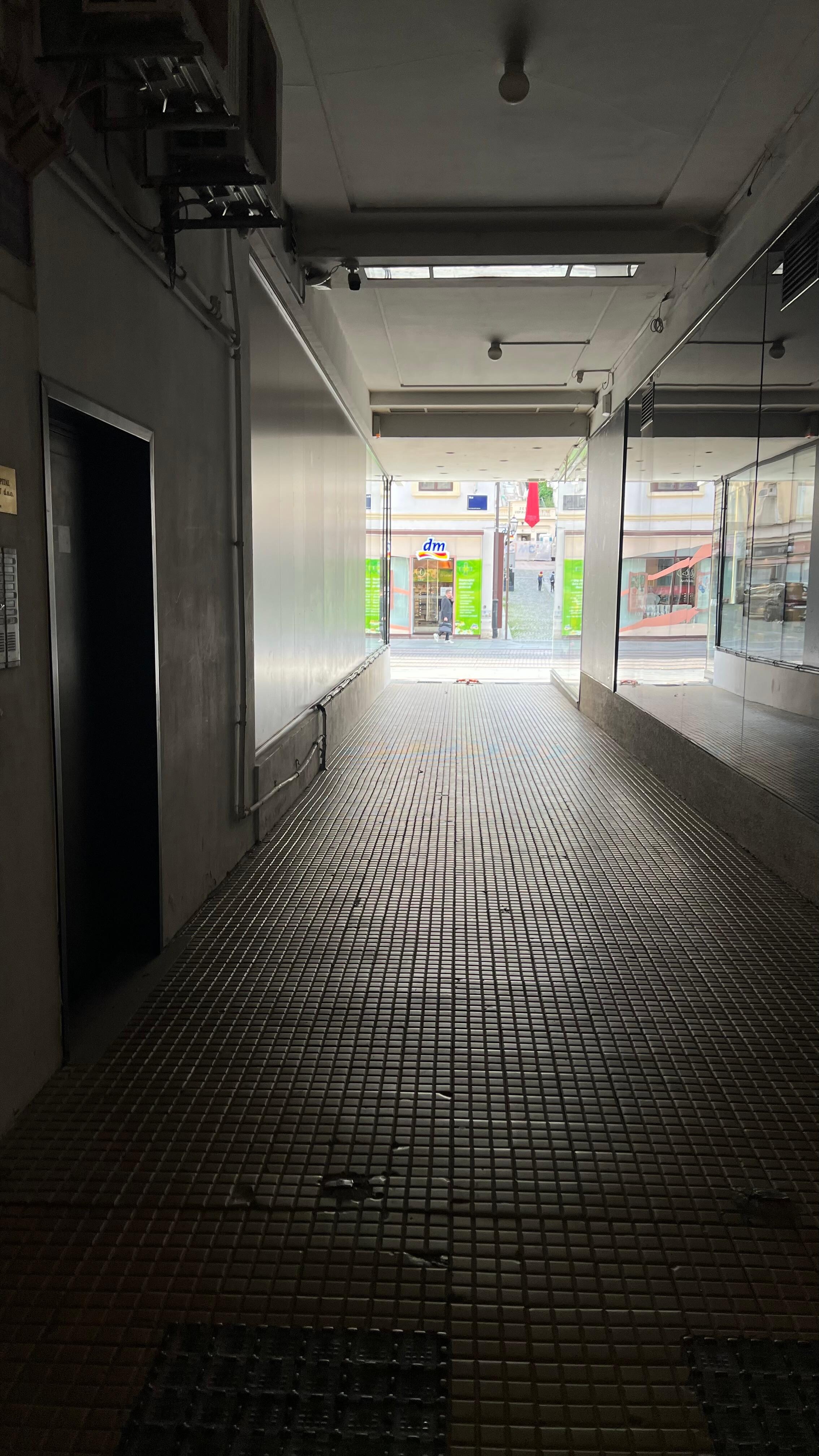Foto de dentro para o lado com saída.