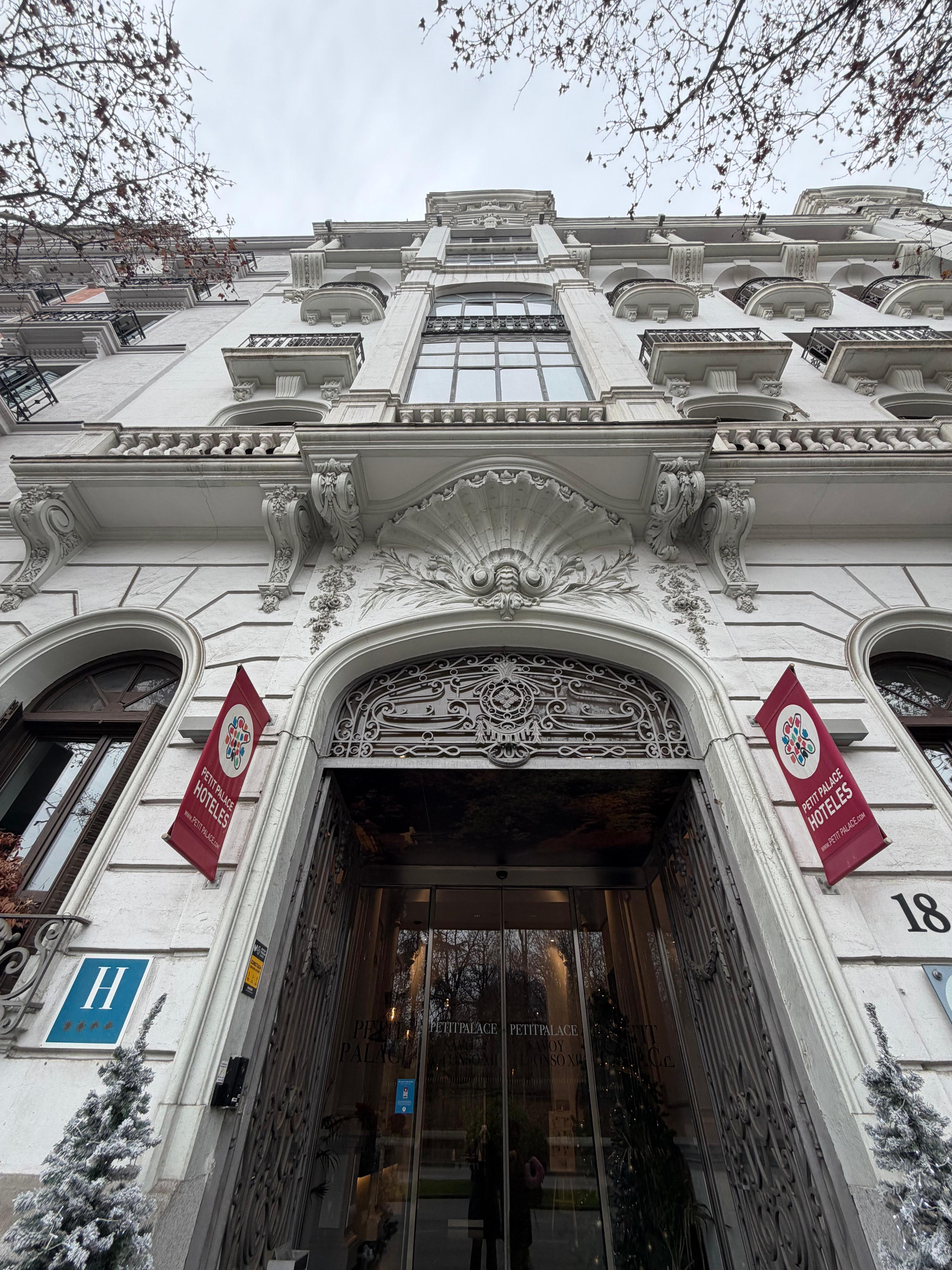 A very beautiful hotel super well located in front of El Retiro. Could use a little bit of TLC.
