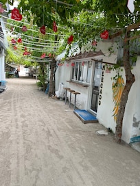 A clean alle to the beach