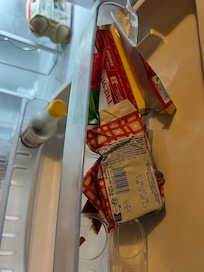 Butterreste und gammelige Saucen im Kühlschrank