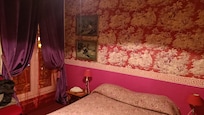 Chambre au premier étage , tapisserie dans le thÚme Asie.