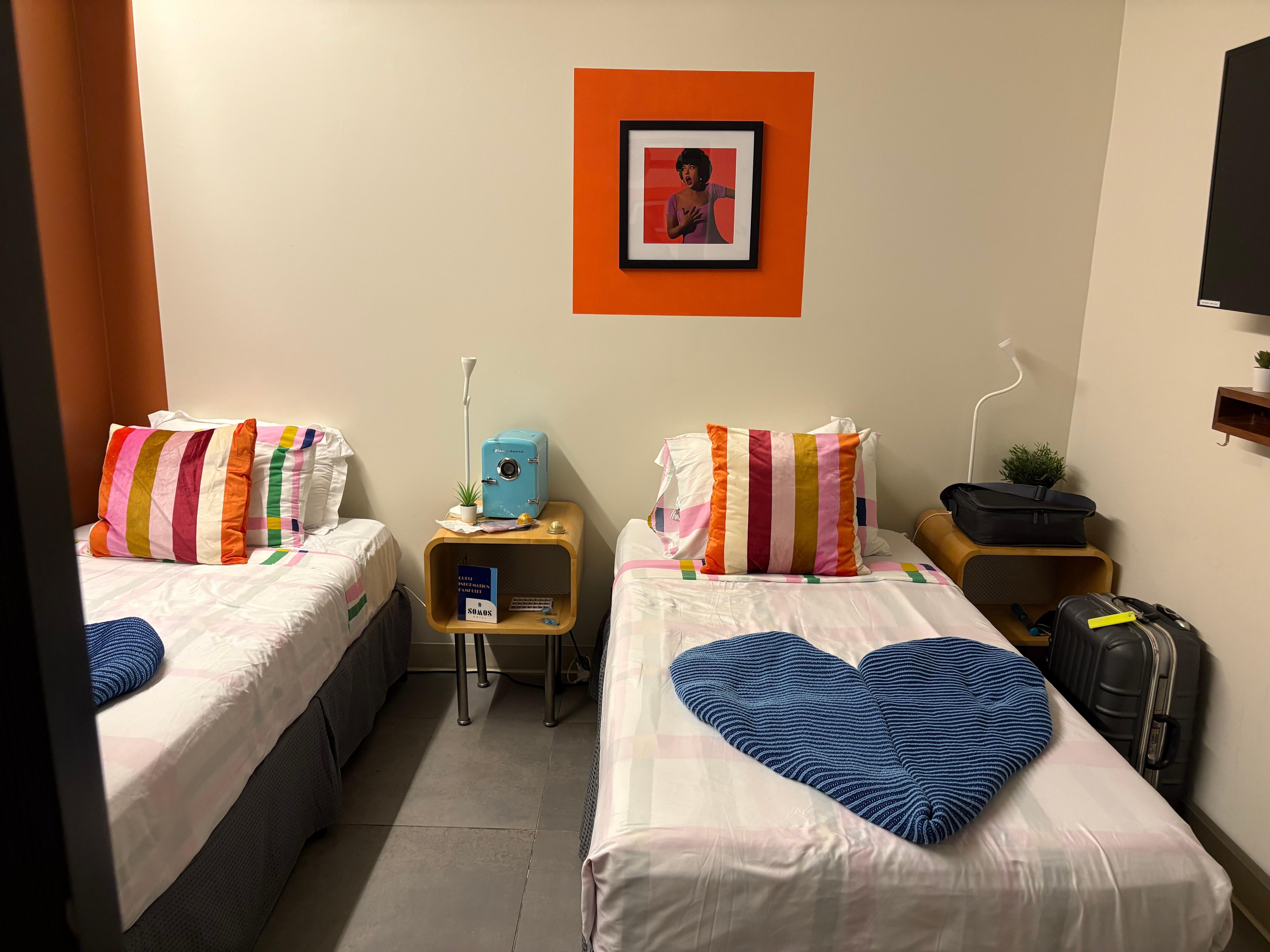 A small cozy room. Decorated with bright vibrant colors, included a/c, tv, and shower. Very comfortable.